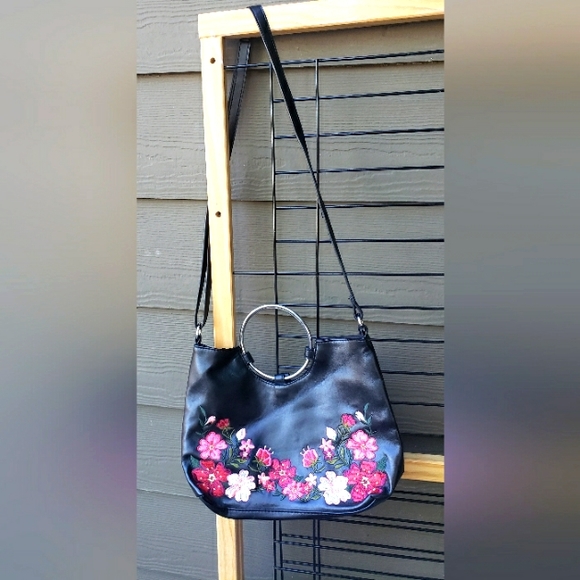 T-SHIRTS & JEANS FLORAL EMBROIDERED BLACK CROSSBODY NWT. - Picture 1 of 7